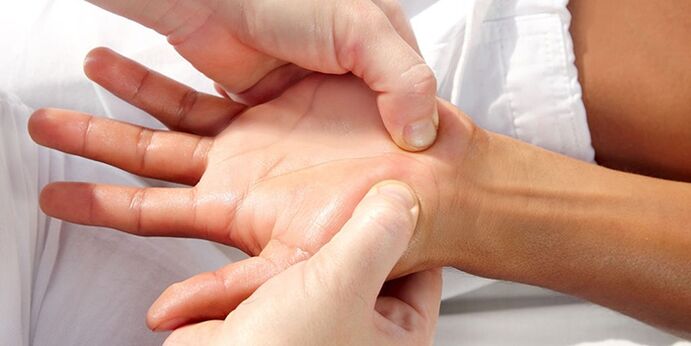 Massage gegen Schmerzen in den Fingergelenken